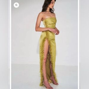 Chic Strapless Satin Dress with Feather Trim